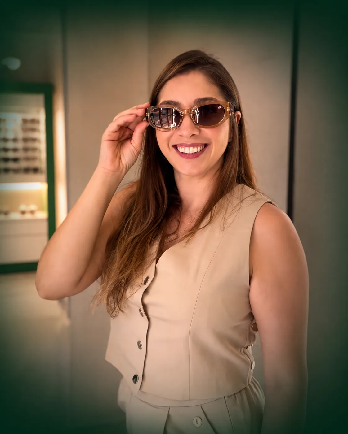 Cliente sorrindo enquanto experimenta óculos de sol na Lumière Óticas